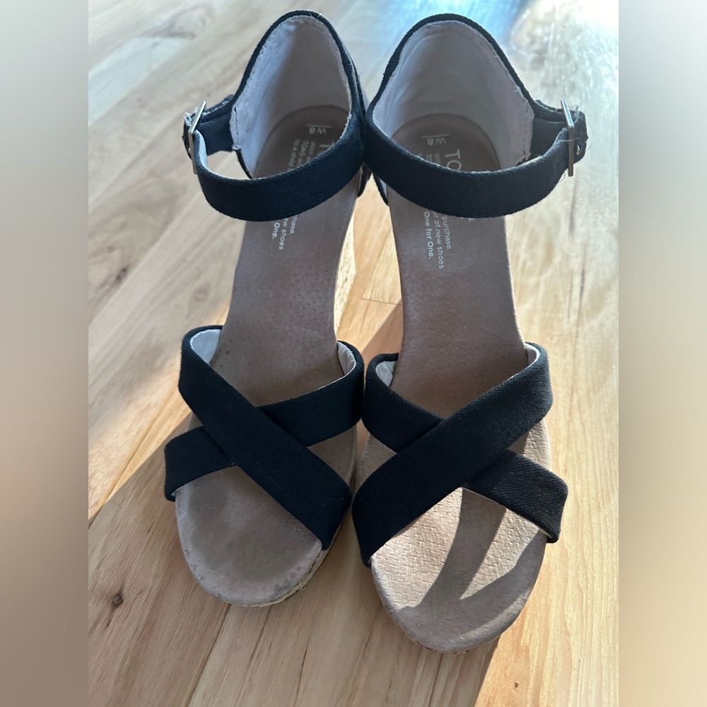 Toms Wedge Sandals Womens Size 8 Black Burlap Criss Cross Platform Shoes.